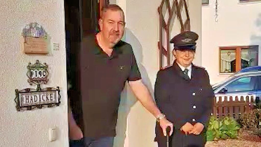 Kamerad Jens Hädicke wird zur Verabschiedung von Sabrina Maaß von zu Hause abgeholt.