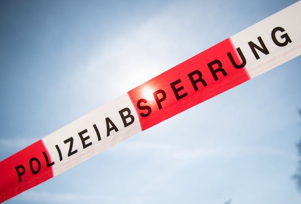 Polizei und Rettungsfahrzeug sind nach einem Unfall in Magdeburg im Einsatz.