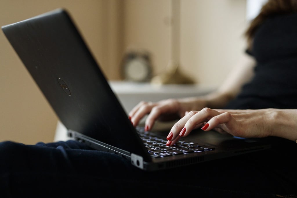 Eine Frau arbeitet zu Hause an ihrem Laptop.
