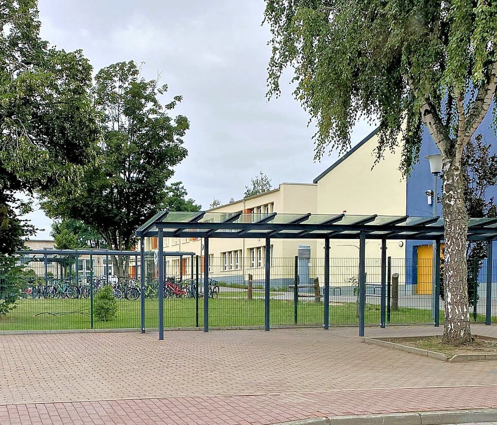 Hier an der Sekundarschule Möser sollen zwischen Toreinfahrt und Unterstand mehrere Fahrradständer installiert werden.