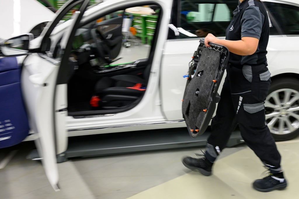 Die Ausbildung zum Fahrzeuginnenausstatter heißt künftig Fahrzeuginterieur-Mechaniker und wird auch inhaltlich angepasst.