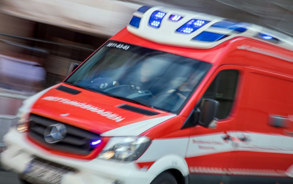 Ein Rettungswagen ist mit Blaulicht im Einsatz.