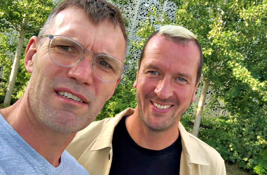 Grüße aus München nach Blankenburg: Marcel Hacker bezeichnet das Camp der Eurosport-Experten als ?großes Klassentreffen?. Hier posiert er mit Ex-Handballstar Pascal Hens, der bei Olmypia 2004 in Athen Silber gewann und 2007 Weltmeister wurde.