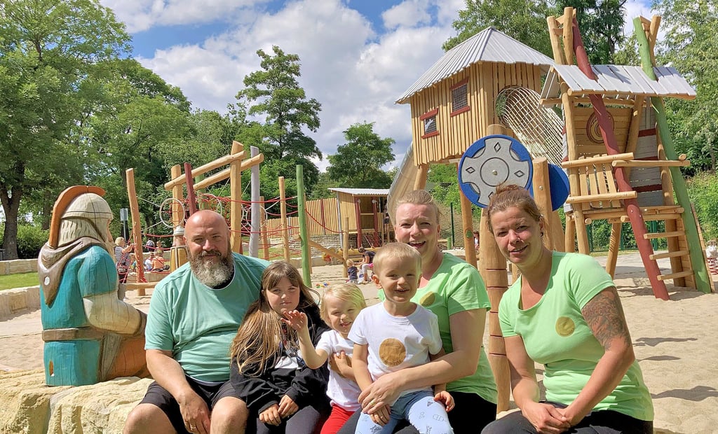 Matthias Wartmann (von links), Katharina Overmann und Nicole Ring vom Nachbarschaftsverein Barbaraplatz bei der Einweihung des Themenspielplatzes „Fort II“ am Magdeburger Kirschweg. Der Verein möchte sich als Pate für den Spielplatz einbringen.