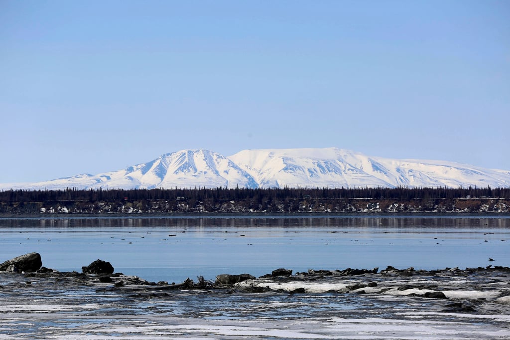 Mount Susitna, der auch als "Sleeping Lady" bekannt ist, ist von der Innenstadt von Anchorage zu sehen.