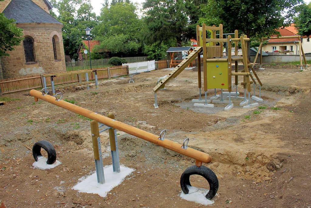 Die künftige Gestaltung des neuen Spielplatzes im Ortsteil Drübeck ist bereits erkennbar. Noch in diesem Jahr, voraussichtlich noch im August oder September, soll alles fertig sein.