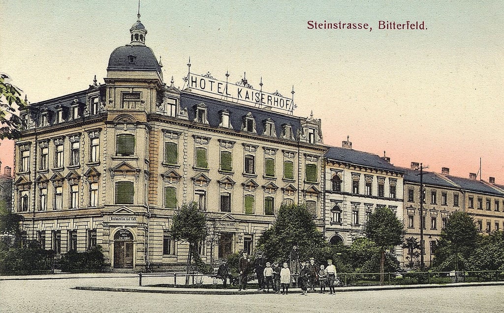 Das Hotel, das viele Einwohner als „Stadt Bitterfeld“ kennen, soll wieder im alten Glanz wie auf dieser historischen Postkarte erstrahlen.