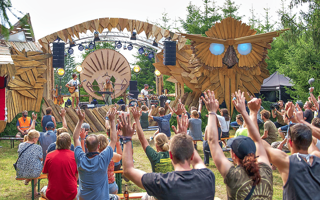 Nach coronabedingter Unterbrechung kann das ?Rocken am Brocken?-Festi val 2021 wieder live und vor Ort im Oberharz-Ortsteil Elend stattfinden. Wegen der Pandemie ist die Zahl der Besucher reduziert worden.