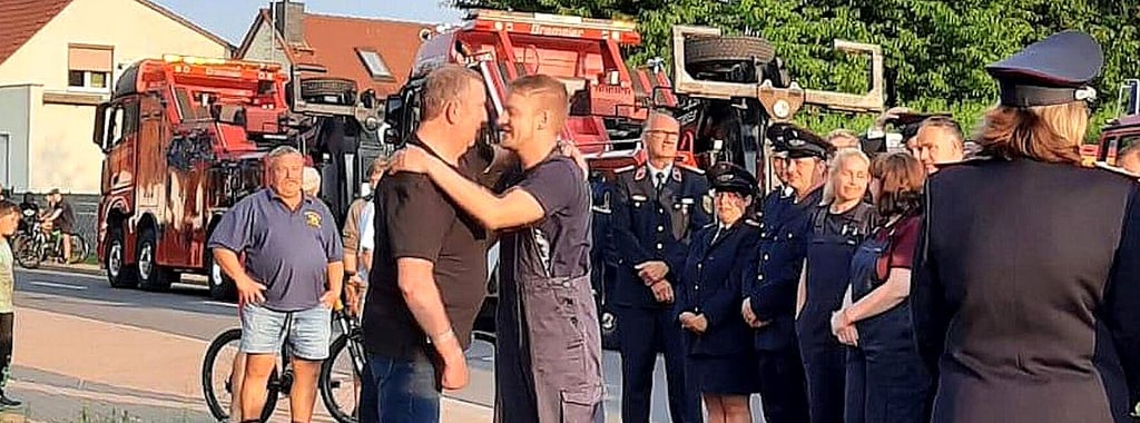 Viele Kameraden waren zur Verabschiedung nach Theeßen gekommen. Hier darf sich Jens Hädicke über eine Umarmung von Willi Pieper aus Rietzel freuen.
