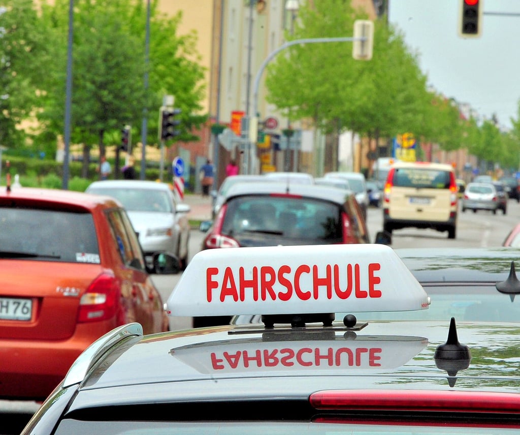Ein Fahrschulauto unterwegs auf der Straße.