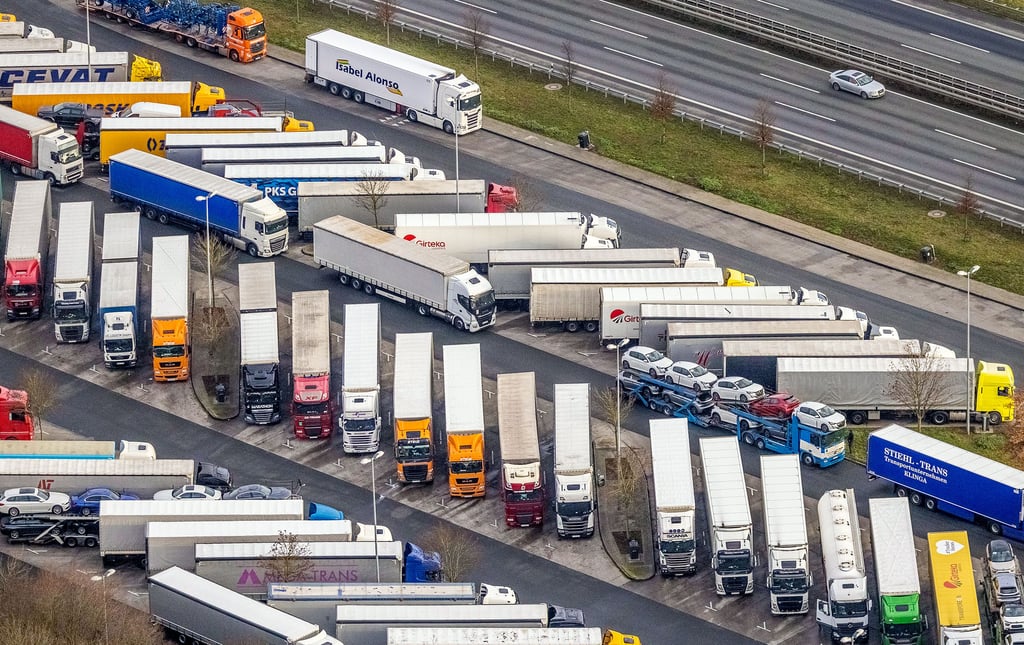 Luftbild einer Autobahnraststätte an der A 2 in Nordrhein-Westfalen. Deutschlandweit sind Parkplätze für Lkw an Autobahnen rar.