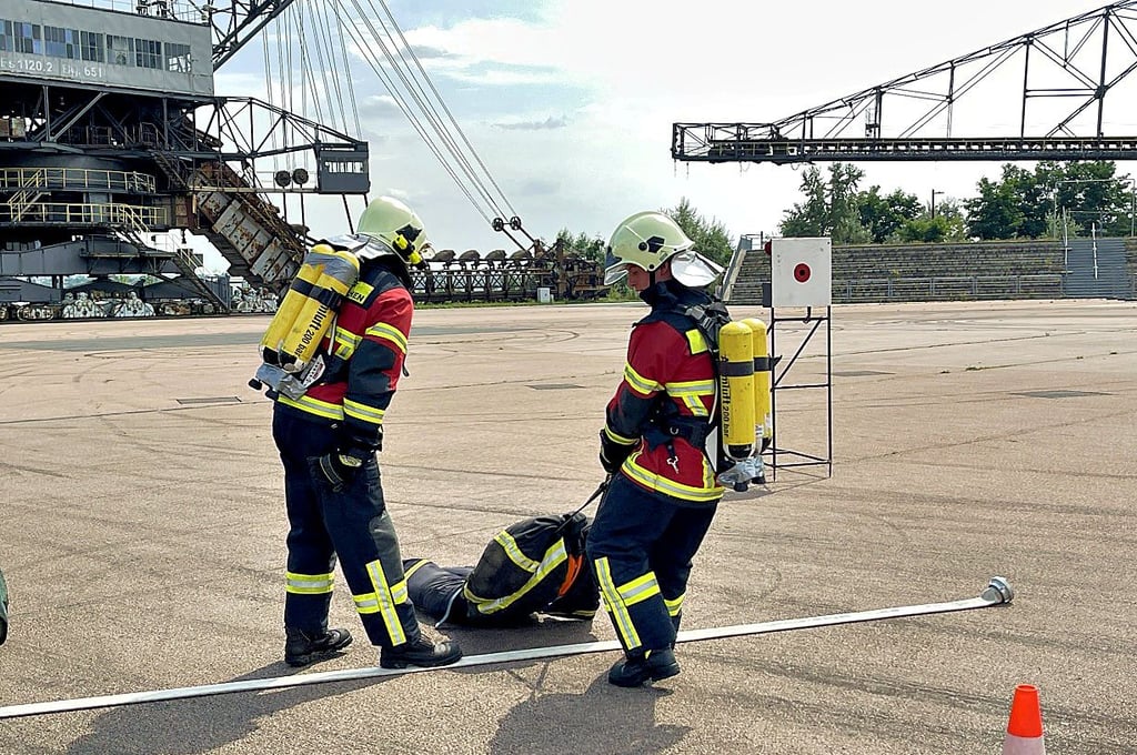 Feuerwehrleute aus Gräfenhainichen üben in Ferropolis.