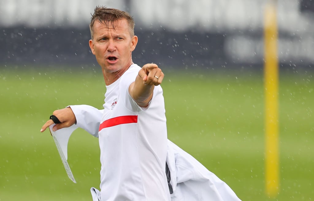 Trainer Jesse Marsch von Fußball-Bundesligist RB Leipzig leitet ein Training.