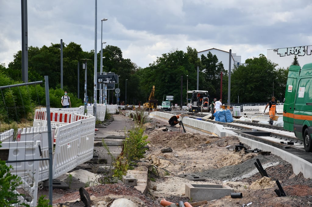 Die Gleisbauarbeiten im Magdeburger Adelheidring sollen bis Anfang September 2021 beendet sein.