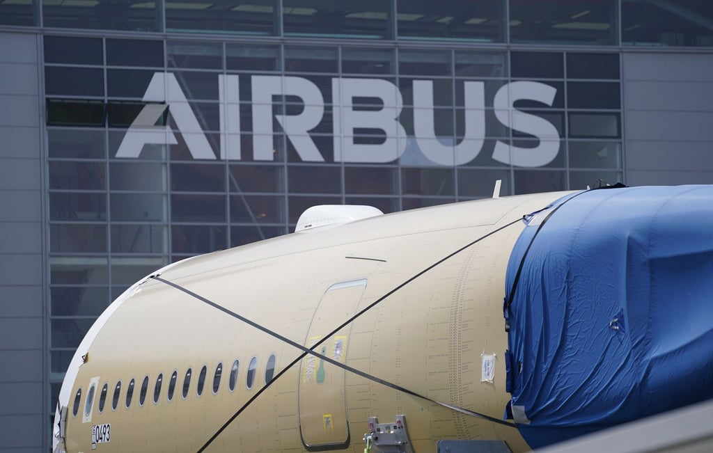 Ein Segment des Flugzeugrumpfes eines Airbus A350 steht vor einer Fertigungshalle auf dem Werksgelände des Flugzeugbauers Airbus in Hamburg.