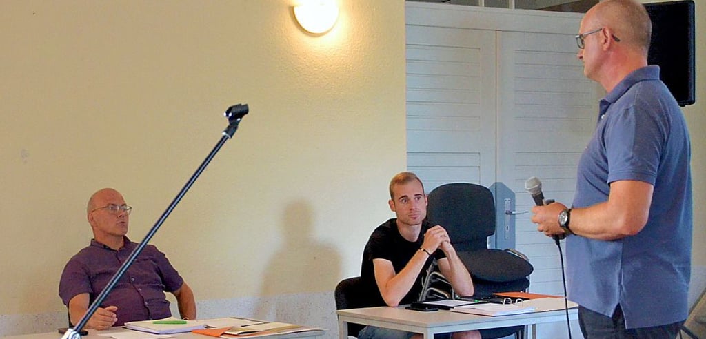 Projektleiter Patrick Ingwer stand den Ortschaftsräten und den Einwohnern Rede und Antwort zu geplanten Solarpark.