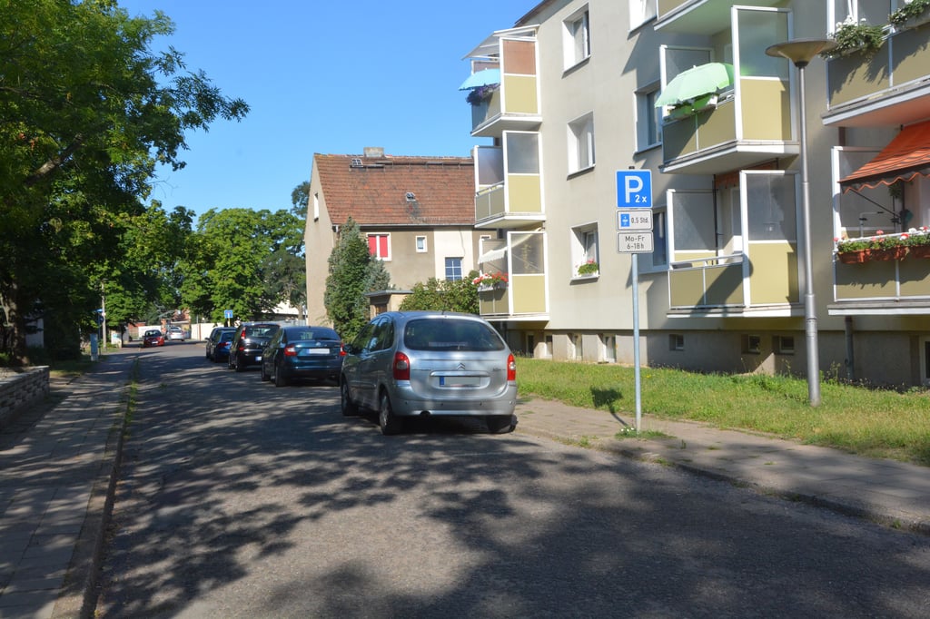 Vor der Kita "Knirpsenland" in Schönebeck würde das Ordnungsamt zu selten kontrollieren, obwohl es dort häufig zu vertoßen komme. Was sagen Stadt und Kita-Leitung dazu?