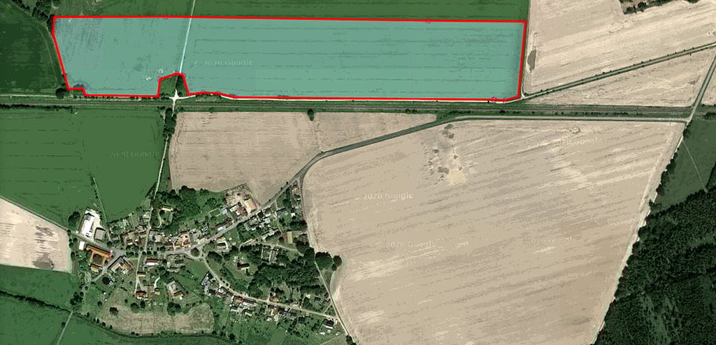 Auf der rot eingezeichneten Fläche entlang der Bahnlinie soll der 20 Hektar große Solarpark bei Rockenthin entstehen.