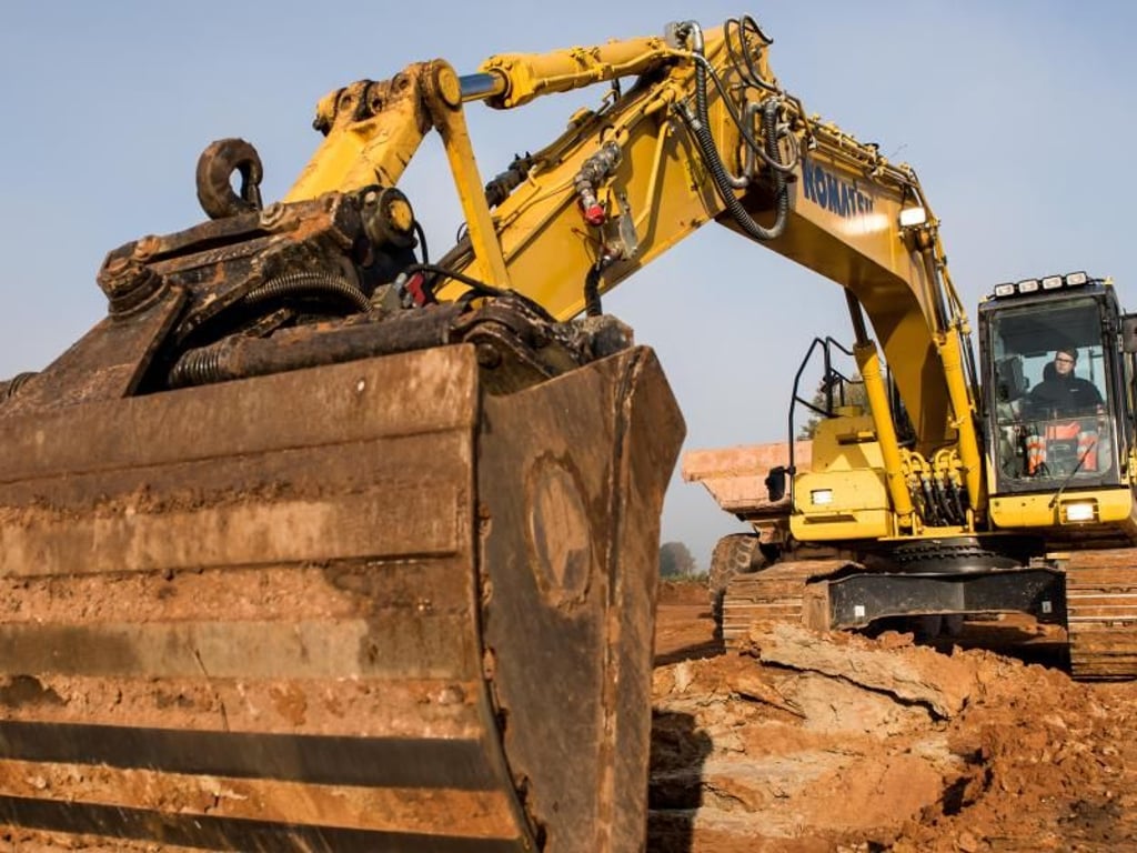 Aus Wut hat ein Bauunternehmer einen Neubaublock mit einem Bagger demoliert. (Symbolfoto)
