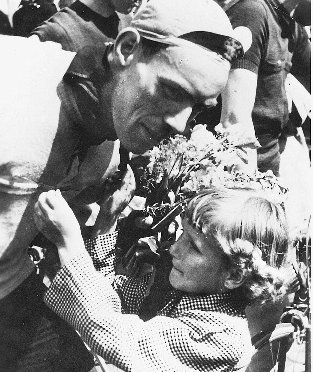Friedensfahrt 1958: Helga Möbius überreicht dem  Engländer  Stan Brittain Blumen. Der Beginn einer Freundschaft.