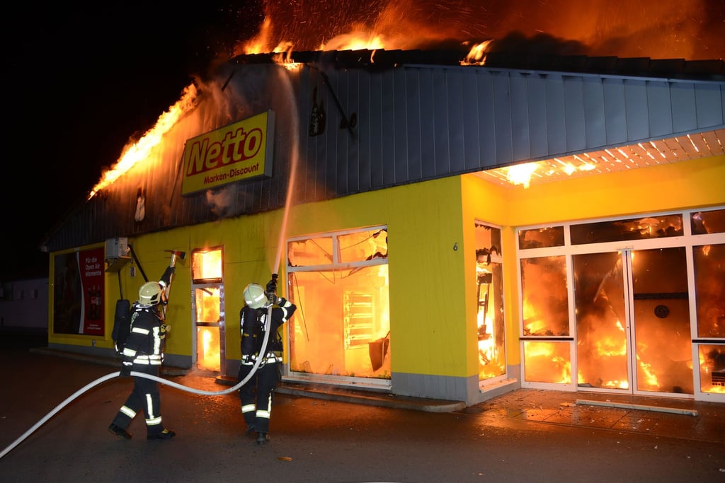Die Netto-Filiale in der Schillerstraße in Quedlinburg ist in der Nacht zum Donnerstag abgebrannt. Die Ermittlungen zur Brandursache laufen.
