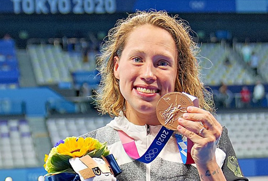 Präsentiert stolz ihre Medaille: Sarah Köhler.
