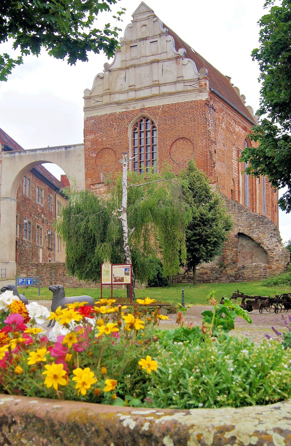 Die Schlosskapelle iist ein prägendes Element der Wolmirstedter Schlossdomäne. Kürzlich wurde der gemauerte Feldsteinrundbogen repariert. Bürger hatten Steine herausgepolkt.