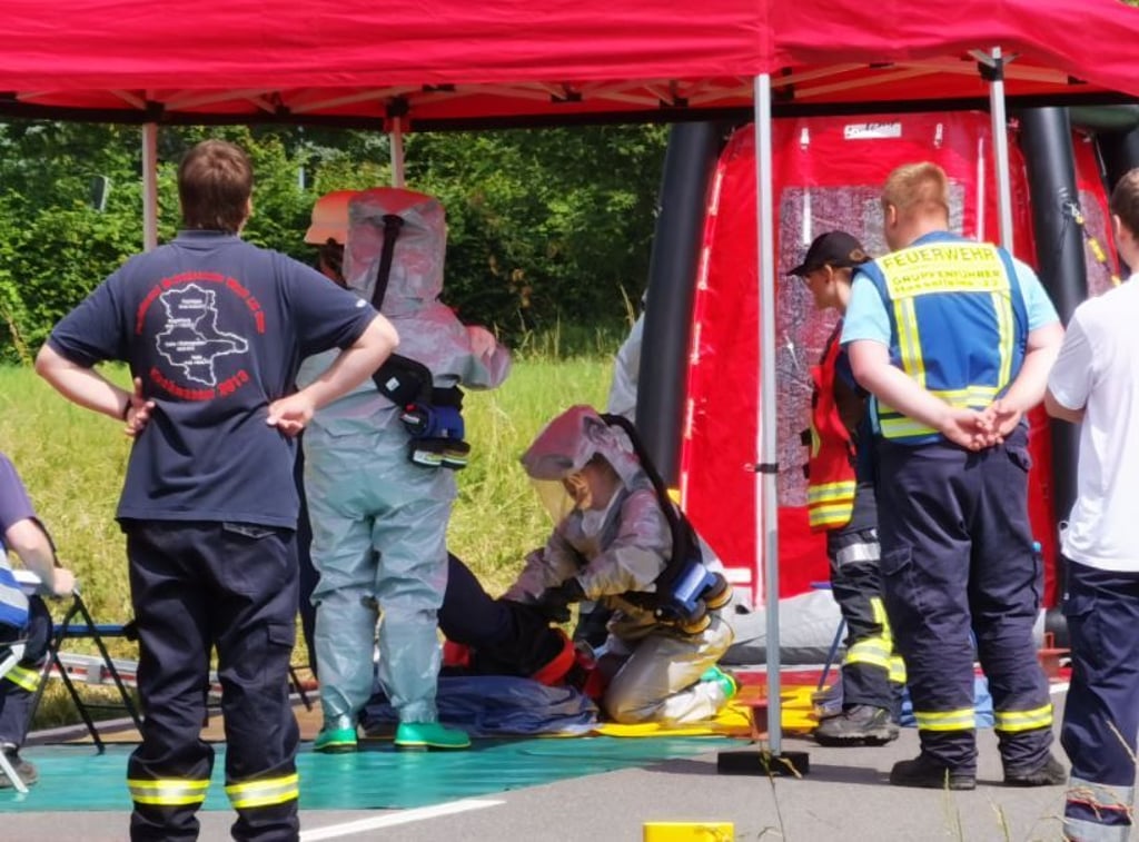 Spezielle Einsatztrupps der Feuerwehren nehmen Chlorgas-Messungen vor, um die Unfallquelle einzugrenzen.