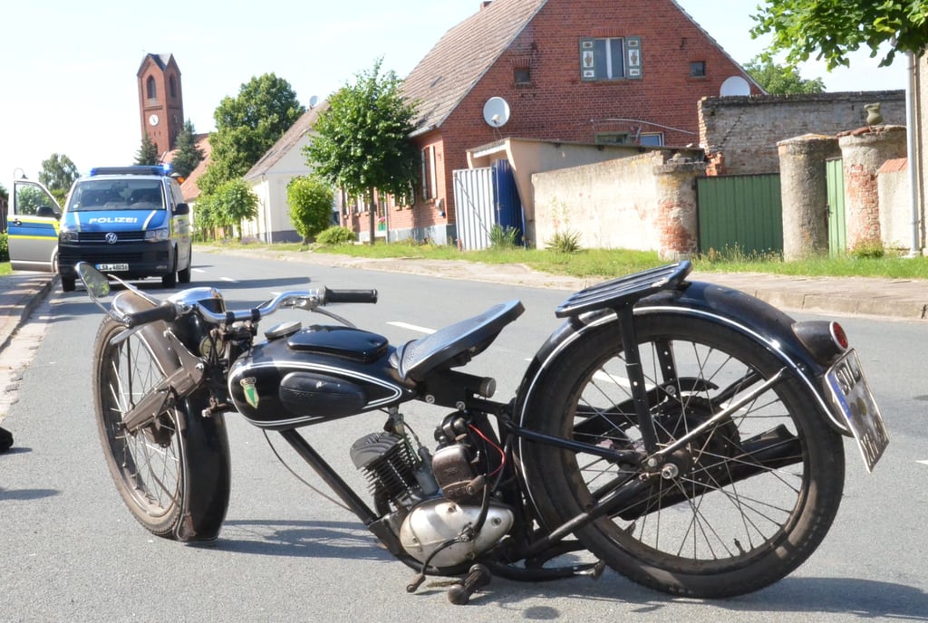 Aufgrund eines technischen Defekts an diesem Oldtimer-Motorrad stürzte ein Rehberger noch in der Ortslage schwer.