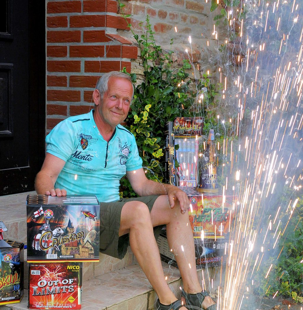Nur eine Mini-Kostprobe seines Repertoires: Feuerwerker Klaus Lifzik aus Punkewitz.