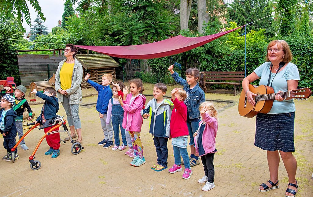 Die Mädchen und Jungen der Kindertagesstätte in der Naumburger Körnerstraße hatten als Dankeschön Plakate gestaltet und sangen die Domspatzen-Hymne.
