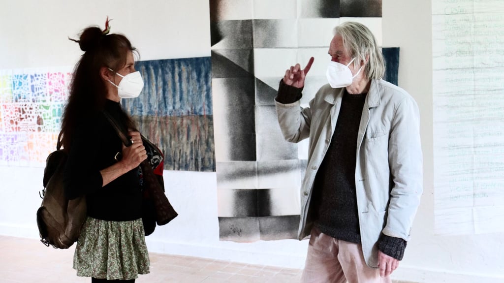 Zur Ausstellungseröffnung im Kunstverein Röderhof hat sich Besucherin Freya Mingerzahn von Olaf Wegewitz, dem Ideengeber, das Konzept der Sonderausstellung ?Brief, Kunst, Mail, Art" genau erklären lassen.