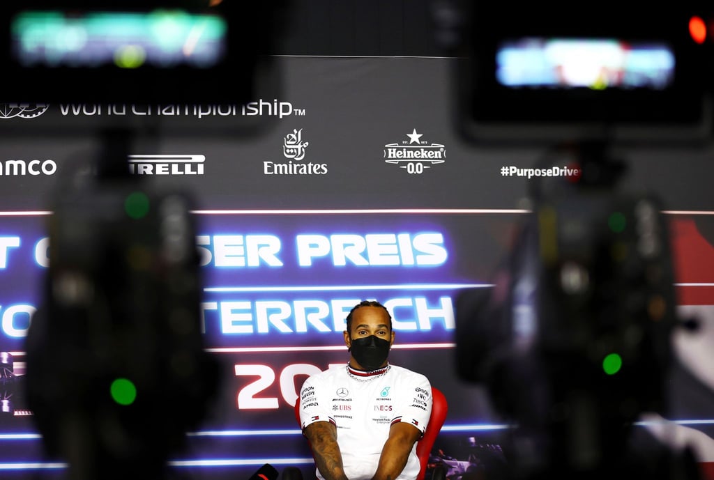 Lewis Hamilton nimmt an einer Pressekonferenz auf dem Red Bull Ring teil.