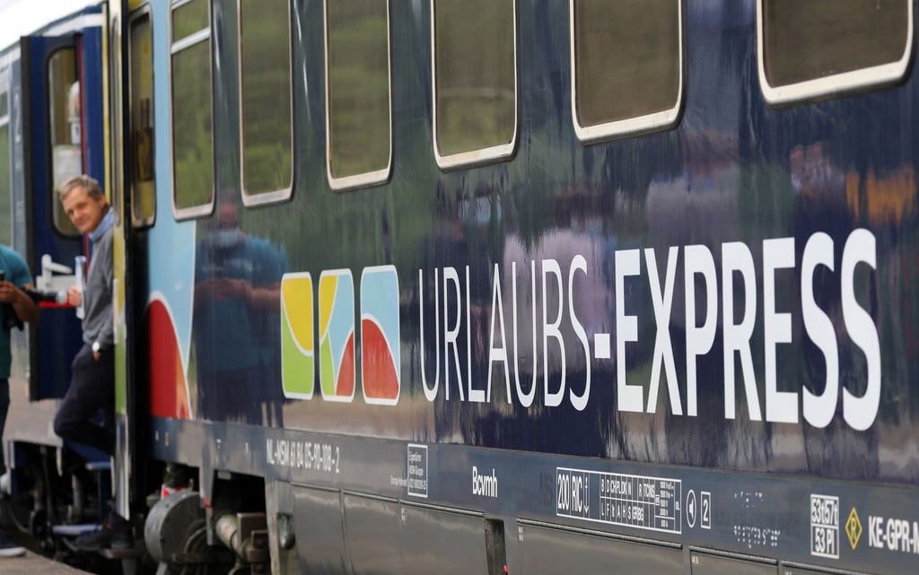 Der erste Urlaubs-Express aus Basel ist in den Bahnhof Rostock-Kassebohm eingefahren. Der Nachtzug ist auf dem Weg aus der Schweiz über Hamburg nach Binz auf der Ostseeinsel Rügen.