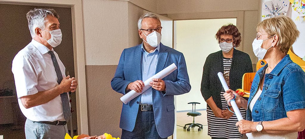 Landrat Götz Ulrich (2.v.l.) wird von Lebenshilfe-Geschäftsführer Hartmut Dorsch, Kita-Leiterin Veronika Schirner (r.) und Lebenshilfe-Fachbereichsleiterin Isabell Prims durch die sanierungsbedürftigen Räume geführt.