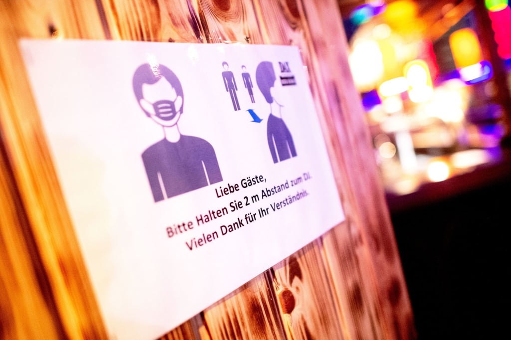 Ein Schild weist auf die Maskenpflicht hin.