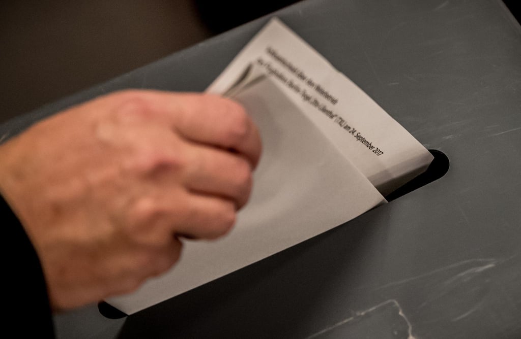 Ein Wähler wirft seinen Stimmzettel in die Wahlurne.