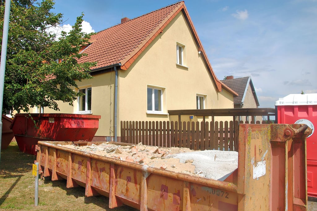 Container voller Bauschutt stehen vor der Rohrberger Kita. Jetzt wurde in den Fußbodenbalken auch noch der Hausschwamm entdeckt, was die Kosten für die Sanierung weiter nach oben treibt.