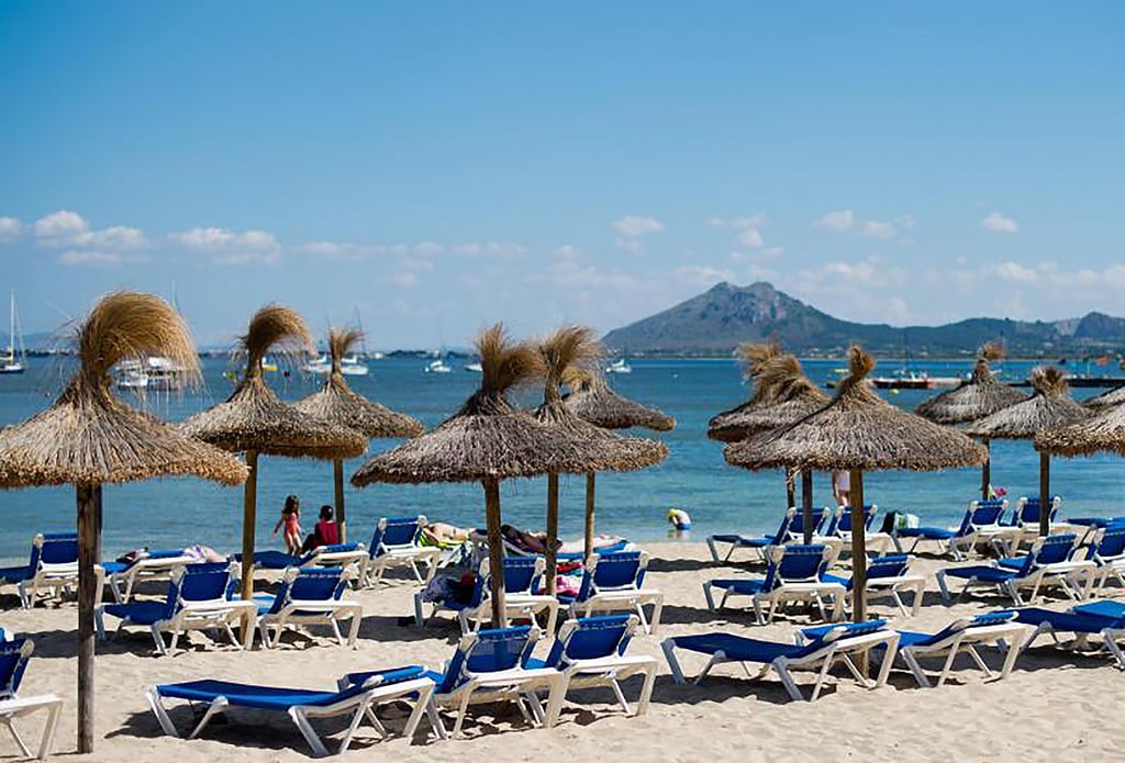 Ob auf Mallorca oder dem spanischen Festland, viele Liegen am Strand dürften jetzt leer bleiben.