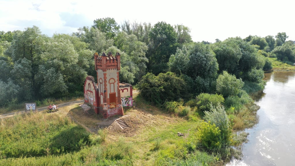 Jahrelang ist das alte Schöpfwerk an der Elbe verfallen. Jetzt soll es restauriert werden.