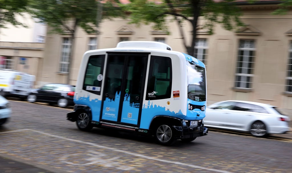 Der französische Kleinbus EZ10, ein autonom fahrender Shuttle-Bus, fährt während einer Versuchsfahrt durch die Altstadt von Magdeburg.