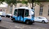 Der französische Kleinbus EZ10, ein autonom fahrender Shuttle-Bus, fährt während einer Versuchsfahrt durch die Altstadt von Magdeburg.