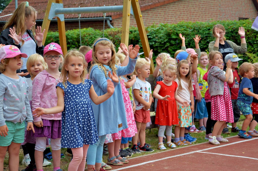 Das Klötzer Spatzennest, hier jubeln die Kleinen den künftigen Schulanfängern zu, ist die größte Kita in der Einheitsgemeinde. Einen Erziehermangel gibt es in der Stadt Klötze nicht, informierte Bürgermeister Uwe Bartels.
