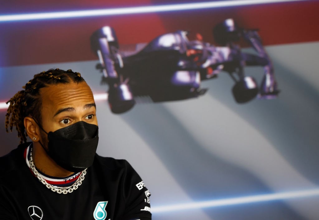 Lewis Hamilton vom Team Mercedes nimmt an einer Pressekonferenz auf dem Hungaroring teil.