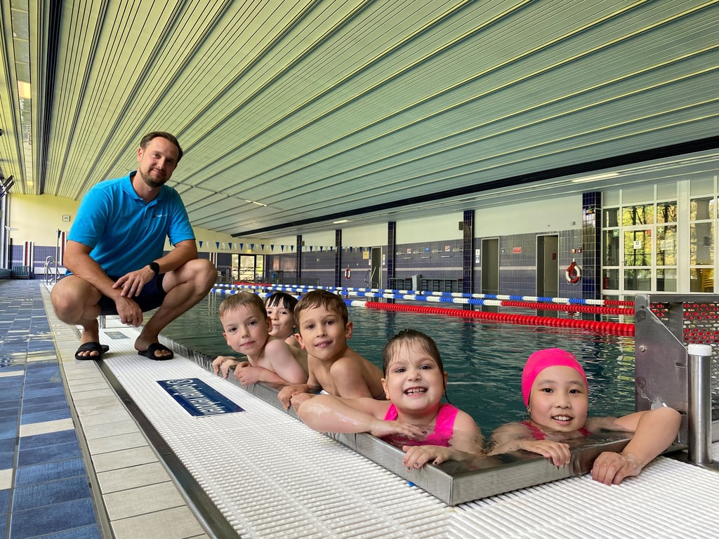 Falko Deutsch, Kursleiter der Bäder Halle GmbH, bringt den sechsjährigen Kindern das Schwimmen im Hallenbad Saline bei.
