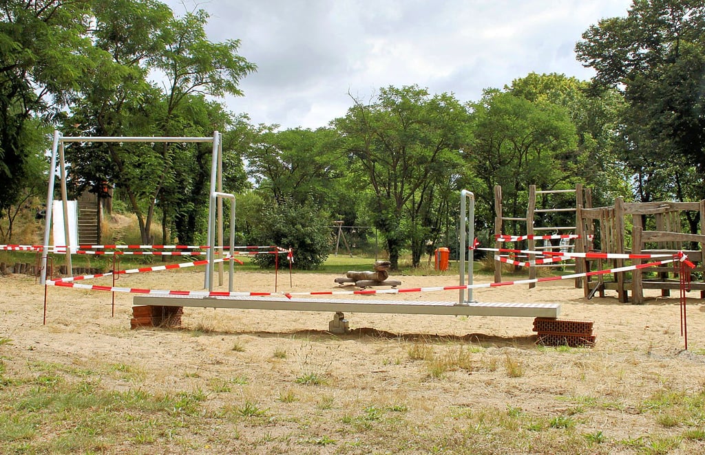 Die neuen Geräte sind zwar schon auf dem Spielplatz in Samswegen aufgebaut. Doch weil eine Tüv-Abnahme fehlt, dürfen sie noch nicht genutzt werden.