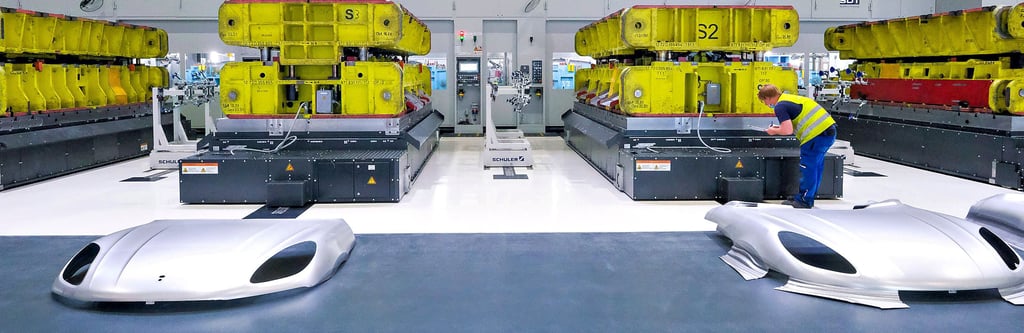 In sechs Arbeitsschritten werden die Karosserieteile gepresst. Die dafür benötigten Werkzeuge wiegen pro Stück übrigens 50 Tonnen.