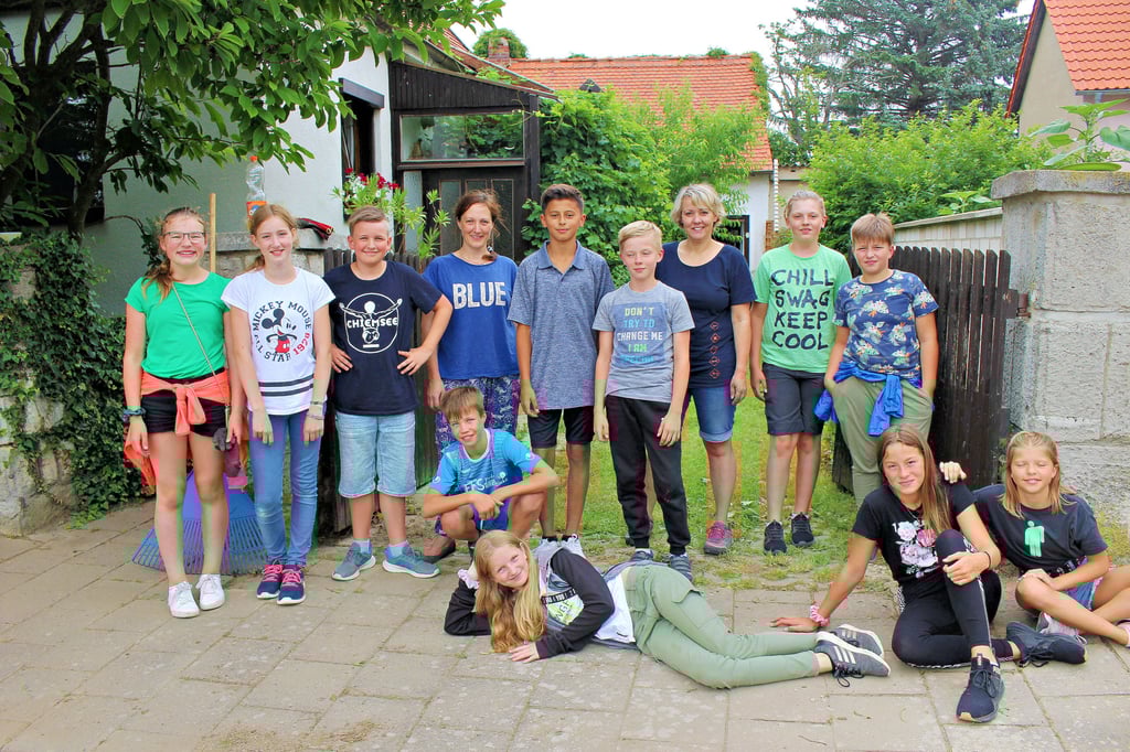 Die Pfadfinder vom Stamm St. Martin haben das Grundstück von Familie Preydel in Badersleben in Ordnung gebracht.
