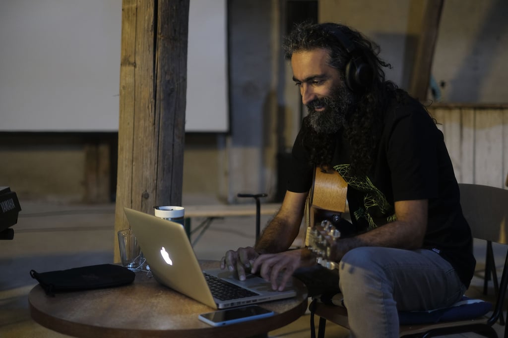 Mohammad "Ham" Babaei ist Iraner und studierte Malerei in Teheran und Isfahan. Momentan ist er in Kalbe mit einem Soundprojekt beschäftigt.
