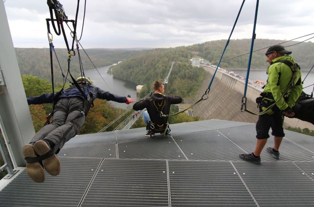 Harzdrenalin Rappbodetalsperre: Die größte Doppelseilrutsche Europas. An zwei Seilen können Wagemutige mit 80 km/h 1000 Meter in des Tal sausen.